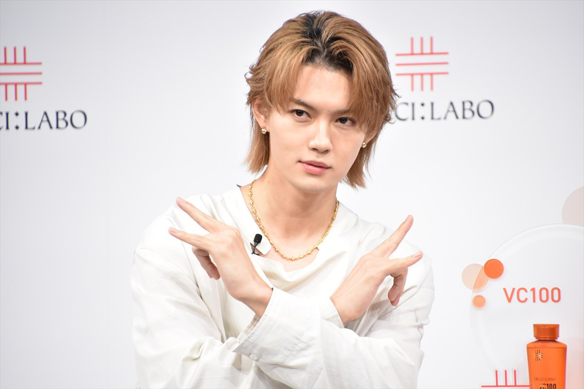 M！LK佐野勇斗、“サービスタイム”に報道陣のシャッター止まらず　新CMは「めちゃビジュいいじゃん」