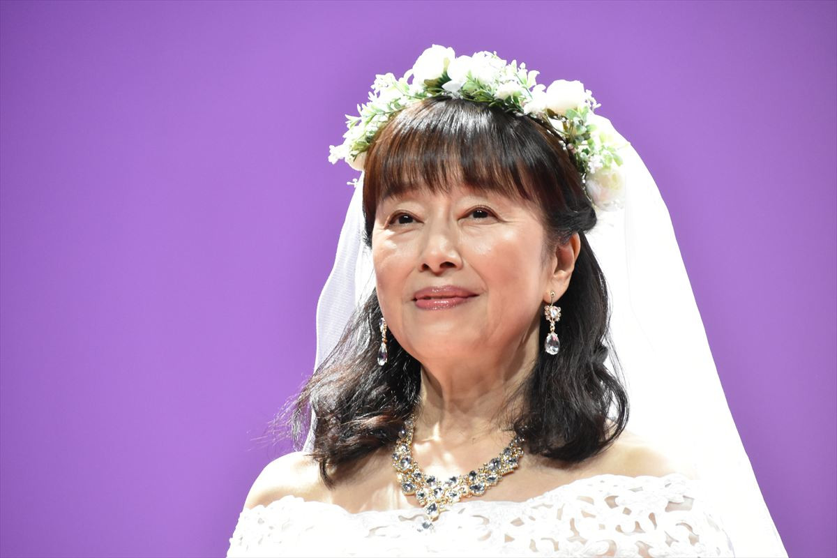 かたせ梨乃、ウエディングドレス姿で豆原一成と“結婚式”再現　「こんなダイナマイトな役は初めて」