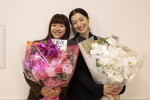 ドラマ『未解決の女 警視庁文書捜査官 Season3』クランクアップを迎えた（左から）黒島結菜、鈴木京香