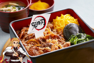 『鬼滅の刃』×「ジョイフル」限定サマーバッグ登場！　“煉獄さんの牛鍋弁当”などコラボメニューも展開