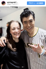 （写真左から）シルビア・グラブ、高嶋政宏　※「シルビア・グラブ」Instagram