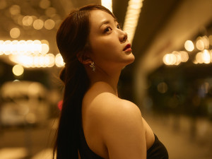 伊藤彩沙、20代ラストの写真集で見せた“大人の甘さ”