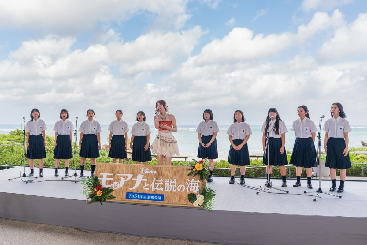 ME:I TSUZUMI、沖縄で『モアナ』楽曲を生歌唱！　高校生と“1日限り”の特別パフォーマンスを披露