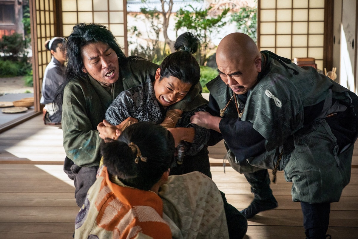 『豊臣兄弟！』“信長”小栗旬、“村重”トータス松本に“刀饅頭”　ネット恐怖「ホラーすぎる」「饅頭ハラスメント」