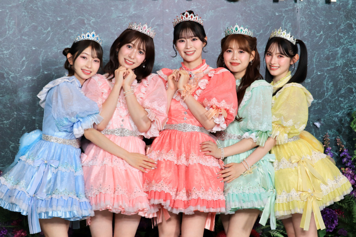 超ときめき宣伝部、プリンセスな衣装で登場! ティアラも笑顔もまぶしいスタイリング<Mrs. GREEN APPLE presents 『CEREMONY』>