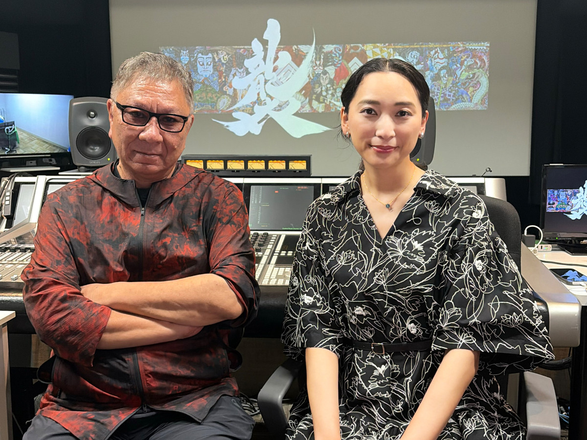 映画『襲名』（左から）三池崇史監督、ナレーションを務める杏