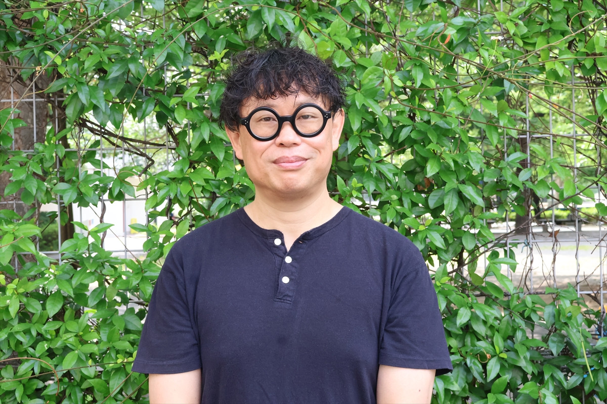 岡田利規、「演劇を観るという体験を刷新したい」　東京芸術劇場芸術監督就任第1作に込めた想い