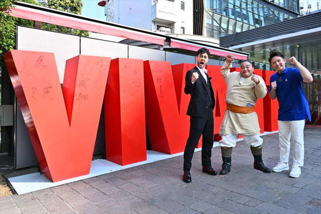 東京・赤坂サカス広場の『VIVANT』モニュメント前で「ドラム、アメリカへ行く！」出発式を行った（左から）都留拓也（ラパルフェ）、ドラム、MLBオールスター盛り上げ隊長・杉谷拳士