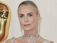 シャーリーズ・セロン、美しすぎるトップレス姿を突如公開