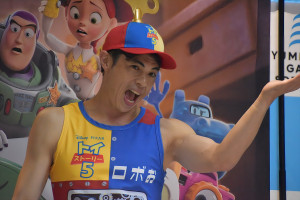 「小島よしお改め小島ロボおがやってくる！ みんなでロボおくんと一緒に遊ぼう!!」の様子