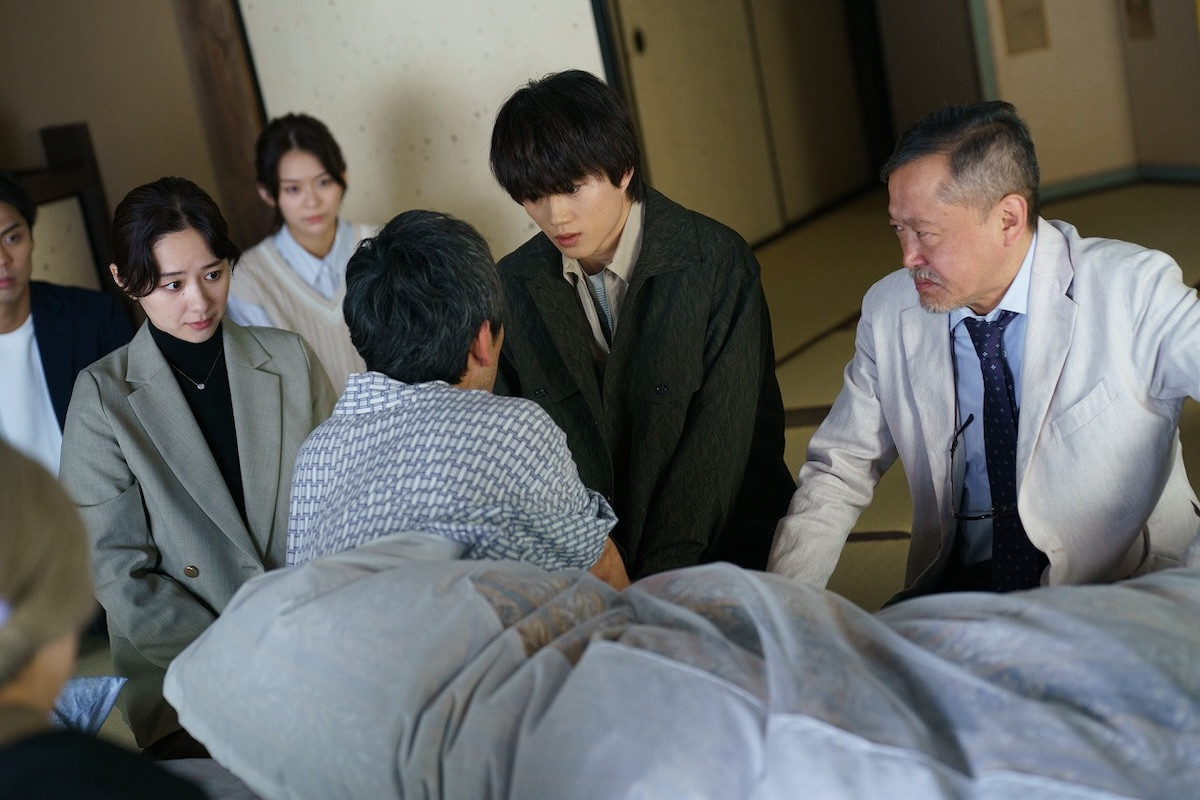 清水崇監督『八つ墓村』場面写真10点解禁　尾上松也演じる金田一耕助と怪しき村人たち