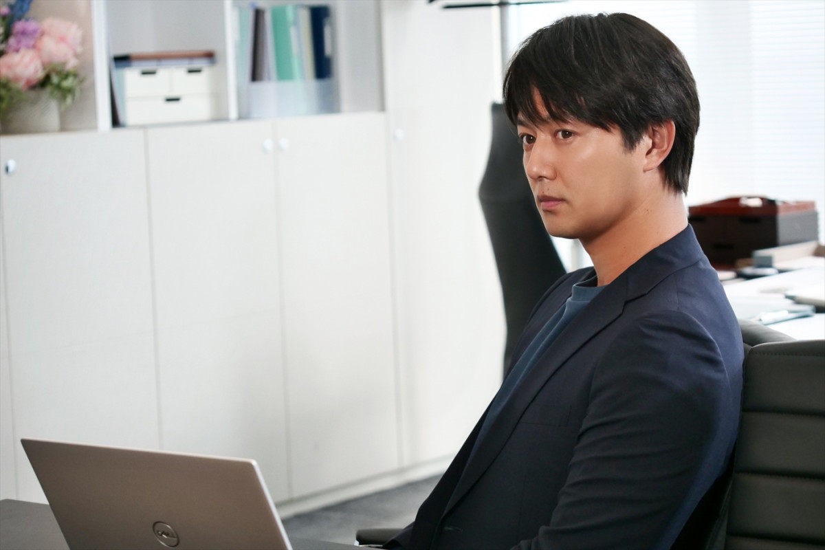吉野北人&鈴木愛理『昨夜は殺れたかも』ラブラブ夫婦の“裏の顔”を収めた場面写真公開