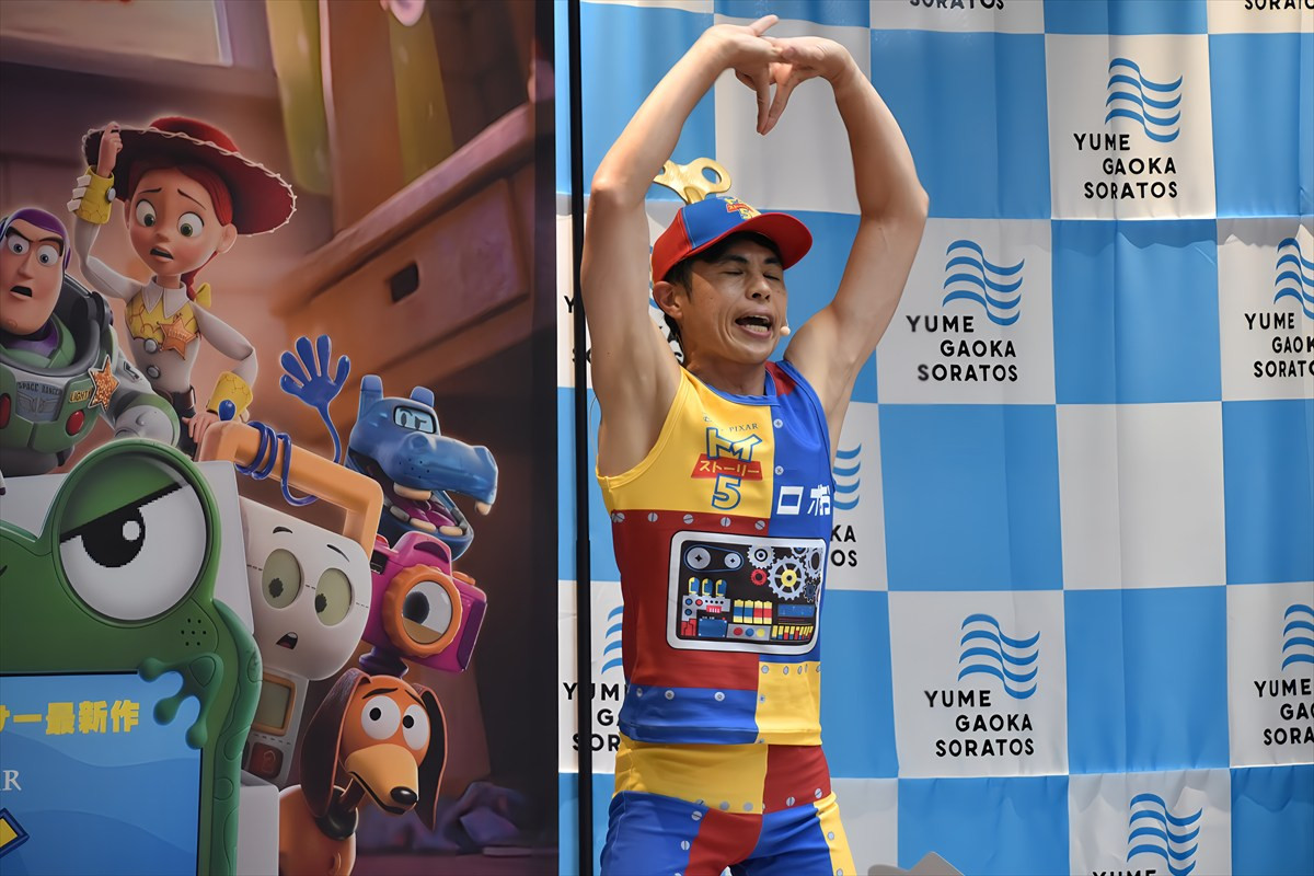 小島よしお改め"小島ロボお"、子どもたちと『トイ・ストーリー5』大ヒットをお祝い　「5回見れば見つかる？」カメオ出演もアピール
