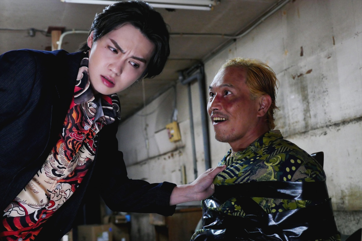 吉野北人＆鈴木愛理『昨夜は殺れたかも』ラブラブ夫婦の“裏の顔”を収めた場面写真公開