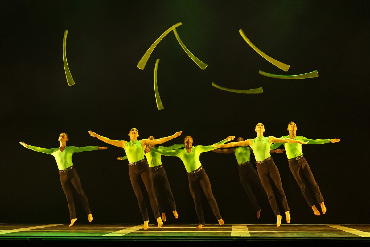 佐野晶哉も大興奮「すごい高揚感！」“音爆のサーカス” 『blast ブラスト！』東京公演が開幕！