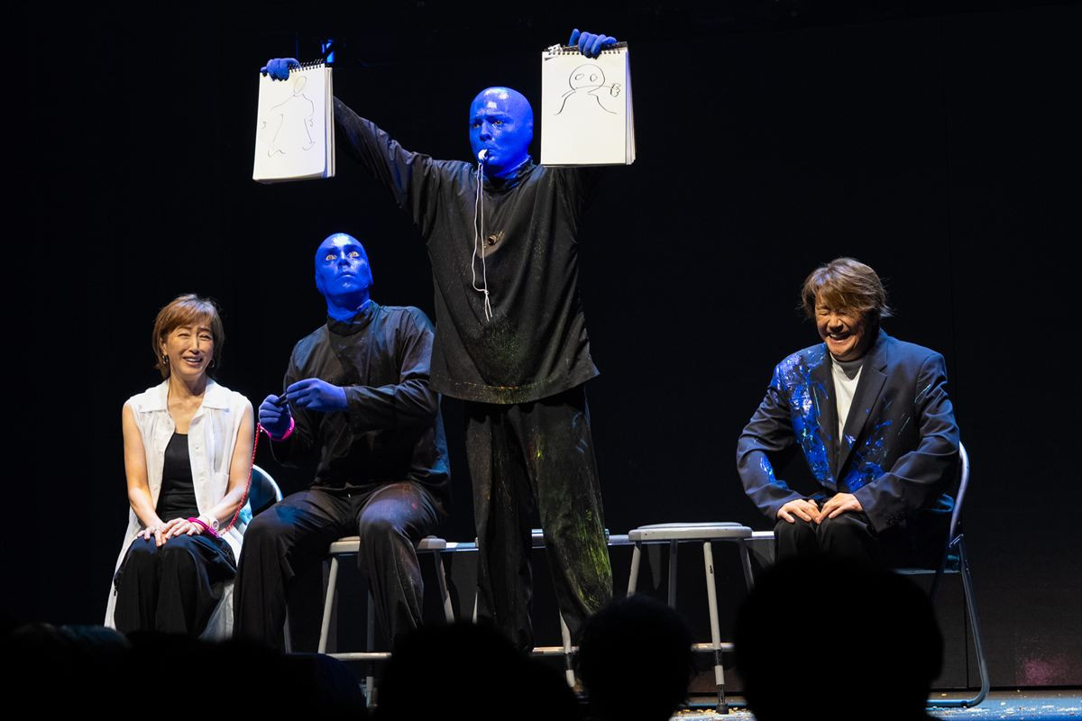 近藤真彦ら、鈴木愛理×ブルーマンのパフォーマンスに驚き！　プレスショー開催