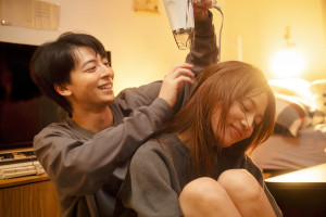 川口春奈×高杉真宙『ママがもうこの世界にいなくても』夫婦の絆と家族の愛を映す場面写真公開