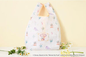 『くまのプーさん』限定グッズがコンビニで買える！　草花をデザインしたエコバッグなど展開