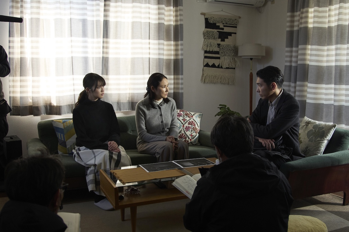 松村北斗＆今田美桜が明かす岸善幸監督への信頼　『白鳥とコウモリ』メイキングカット解禁