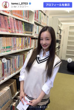 板野友美、ファン絶賛の制服姿　※「板野友美」Instagram