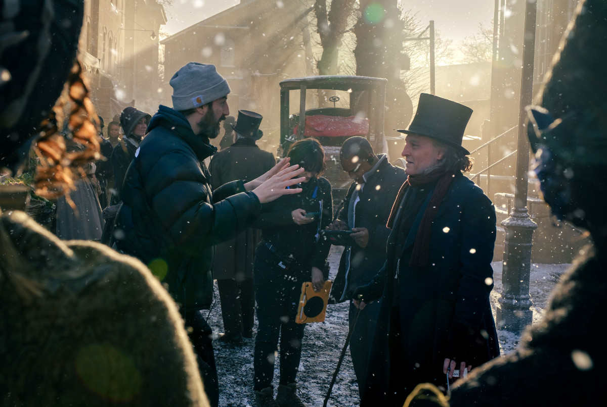 シルクハットから覗くジョニー・デップの瞳『クリスマス・キャロル／3人のゴーストたち』日本版ティザーポスター＆メイキング写真解禁