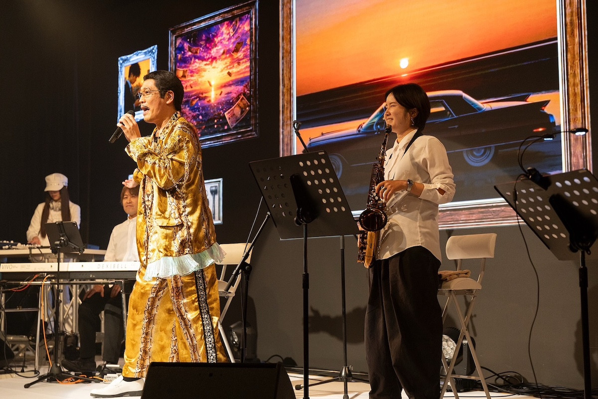 ピコ太郎「PPAP」10周年ライブに小林幸子＆木梨憲武ら豪華ゲスト集結！　アルバムリリースも発表