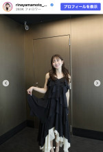 山本里菜、ノースリーブワンピのオフショット　※「山本里菜」Instagram