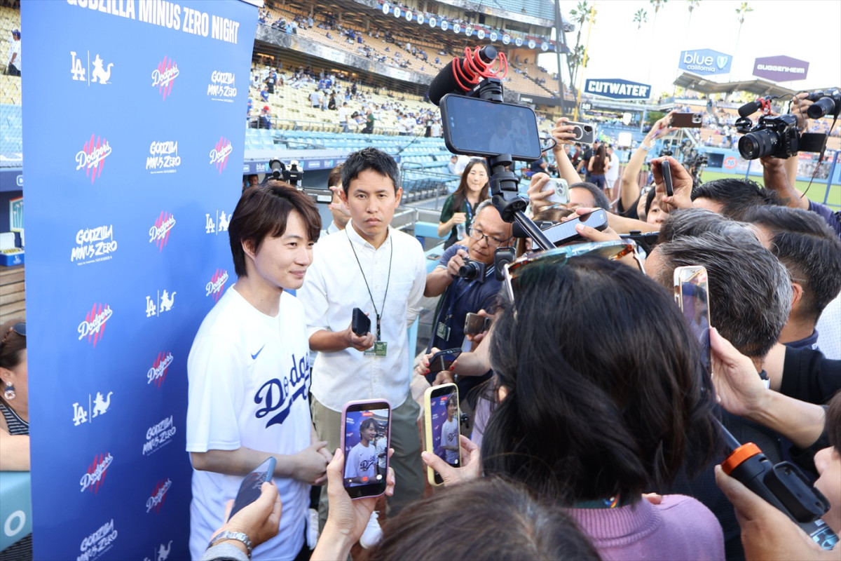 『ゴジラ-0.0』神木隆之介がドジャー・スタジアムで始球式！　キャッチャーを務めた山本由伸も驚く堂々ピッチング