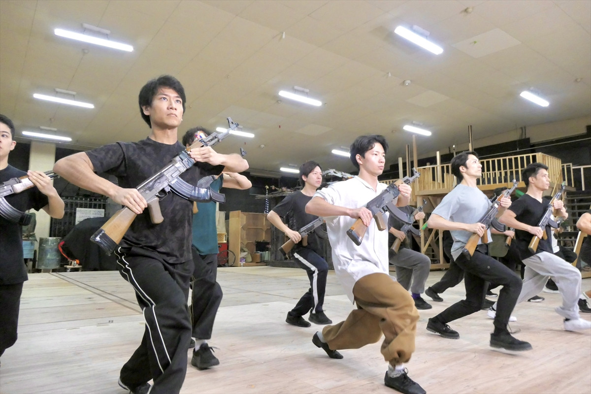 「昔からいるみたいに違和感がない」「面白すぎ」稽古場の桐山照史を駒田一＆東山義久が絶賛！／『ミス・サイゴン』稽古場レポート