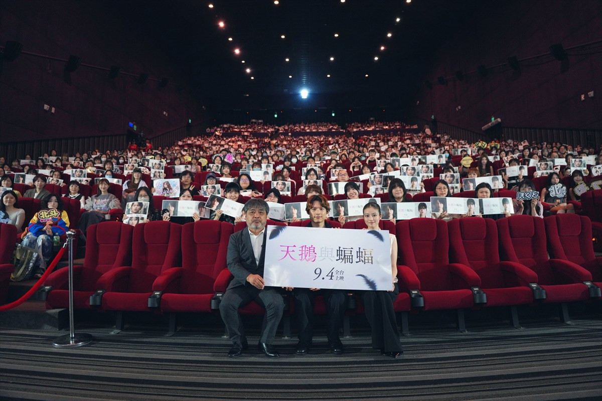 『白鳥とコウモリ』松村北斗、今田美桜ら台湾レッドカーペット＆舞台あいさつに3000人のファンが熱狂！
