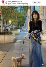 柏木由紀子“大人コーデ”のオフショットを披露　※「柏木由紀子」Instagram