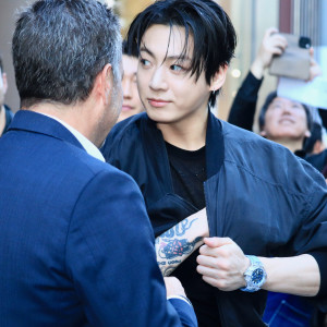 BTS ジョングク、銀座にサプライズ降臨！　1310万円超えの時計身に着け、ファンに笑顔