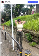 未梨一花、ウエストチラリタイトなTシャツ姿　※「未梨一花」Instagram