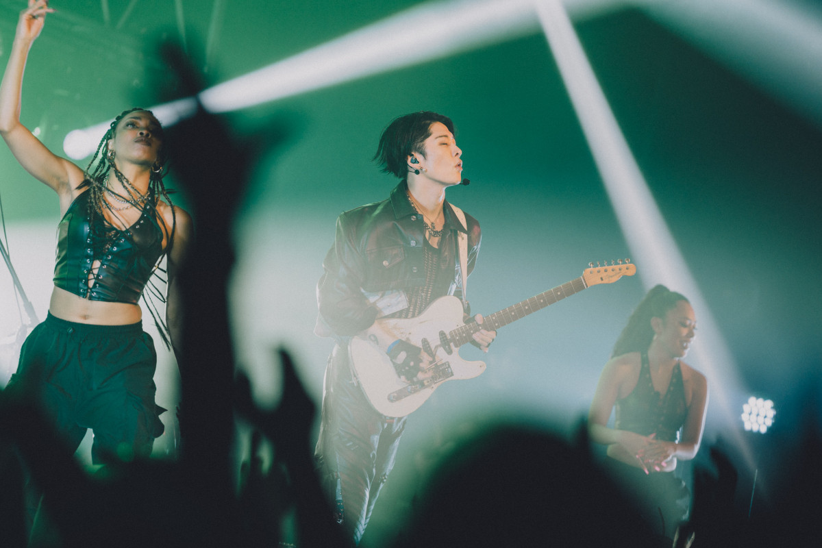 MIYAVI、45歳誕生日にスペシャルライブ開催　HYDEがサプライズ登場！