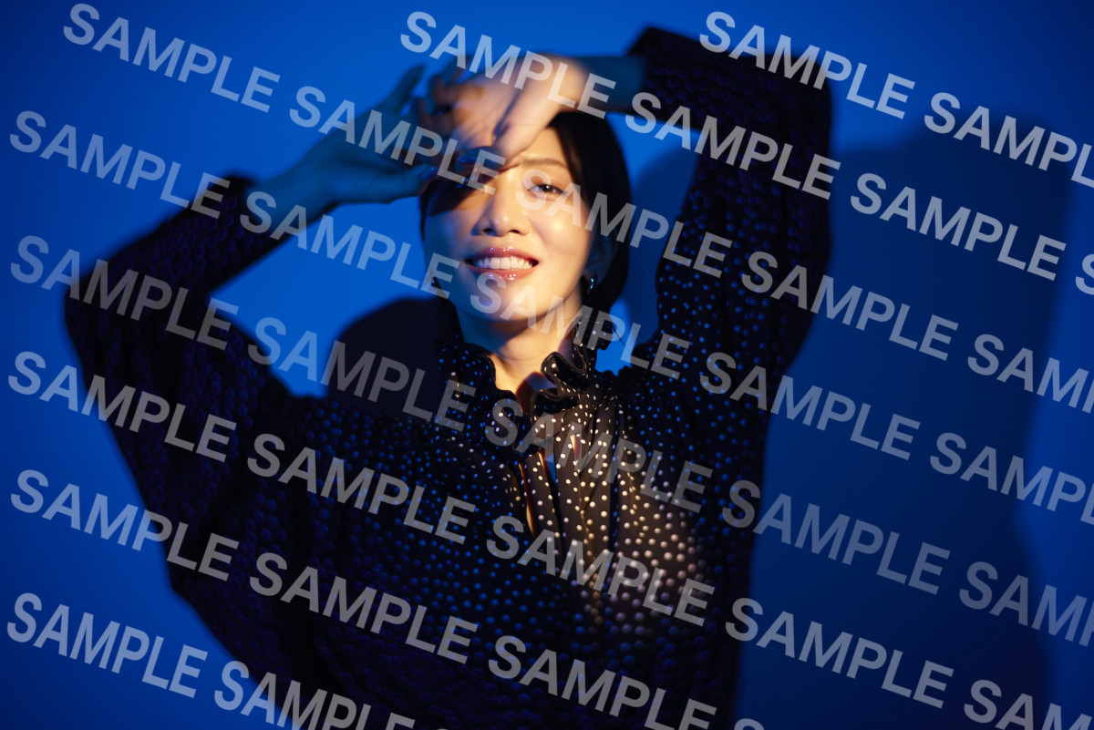 礼真琴、2027年の卓上カレンダー 「MACOTO REY Calendar 2027」発売決定