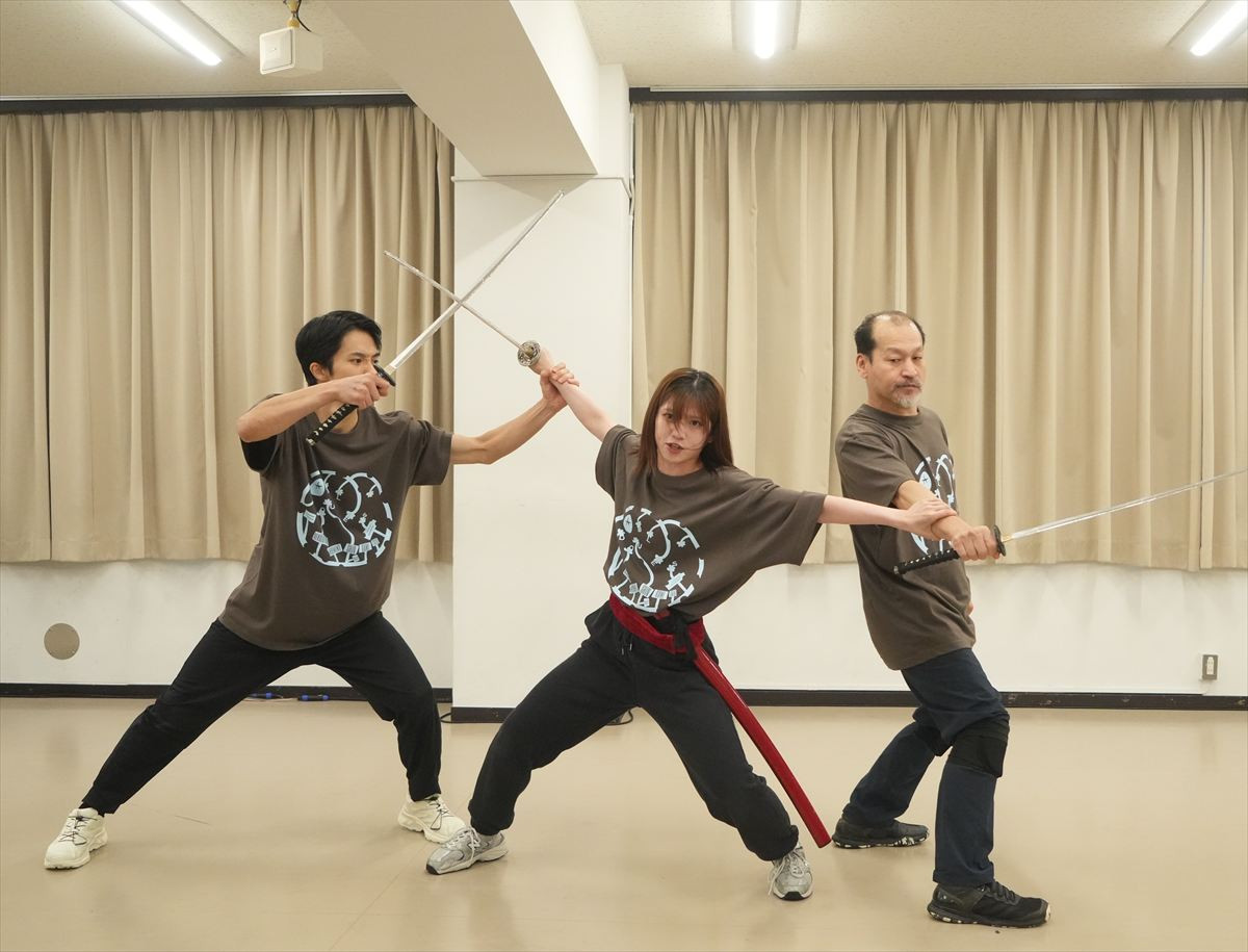 村山彩希＆岡田奈々が歌に殺陣に躍動！　つかこうへい革命ミュージカル、稽古場レポート