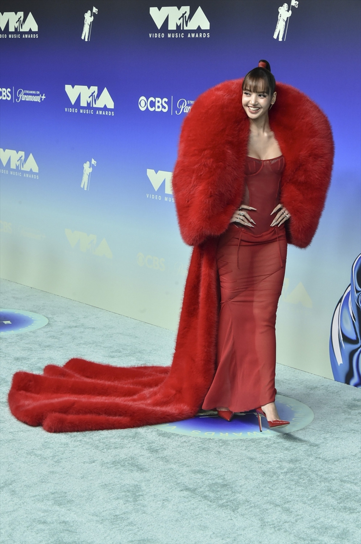 テイラー・スウィフト＆リサらが豪華ドレスで登場＜MTV VMAs2026＞レッドカーペットを振り返り！