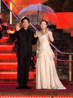 「第39回東京国際映画祭」オープニングレッドカーペットに登場した（左から）岡田准一、清野菜名