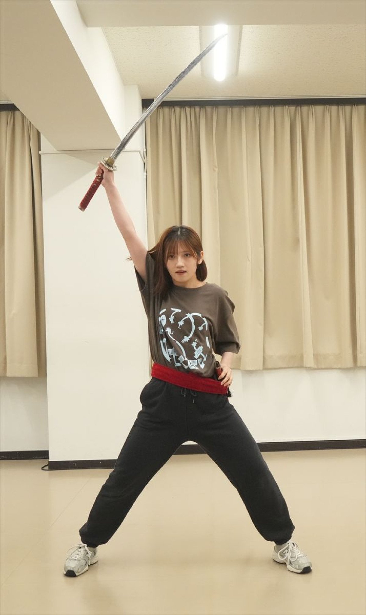 村山彩希＆岡田奈々が歌に殺陣に躍動！　つかこうへい革命ミュージカル、稽古場レポート