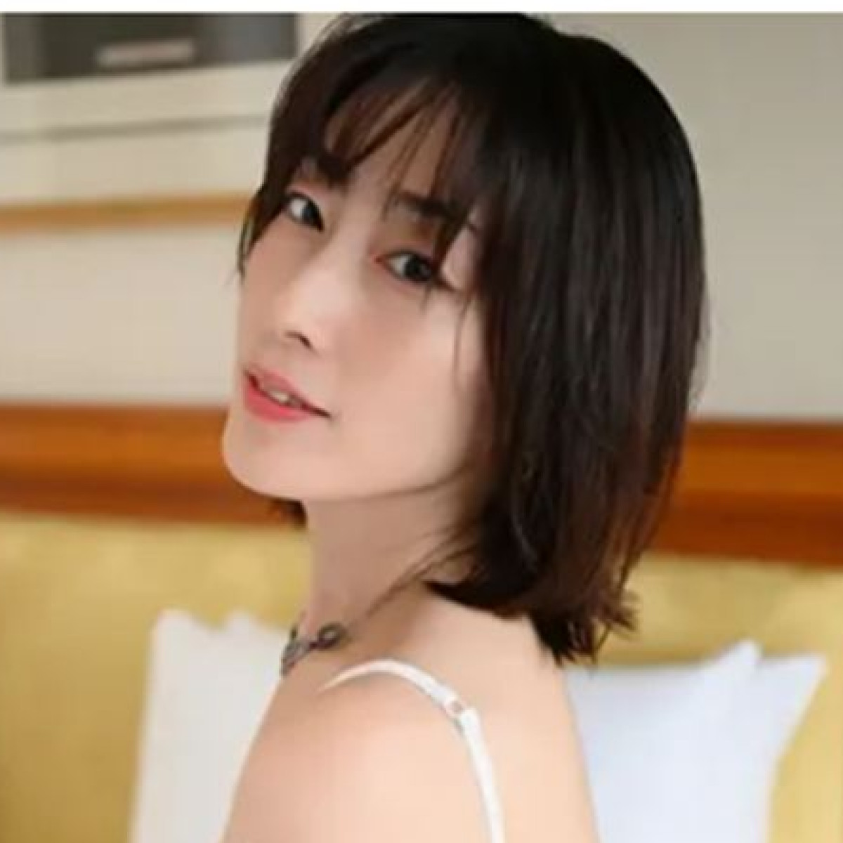 佐藤寛子、趣味のポートレートでセクシーショット公開　※「佐藤寛子」Instagram