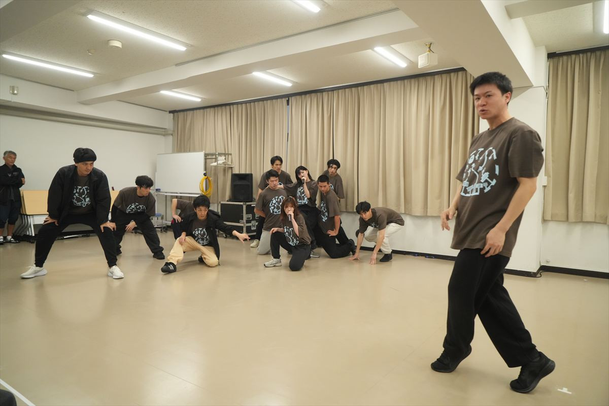 村山彩希＆岡田奈々が歌に殺陣に躍動！　つかこうへい革命ミュージカル、稽古場レポート