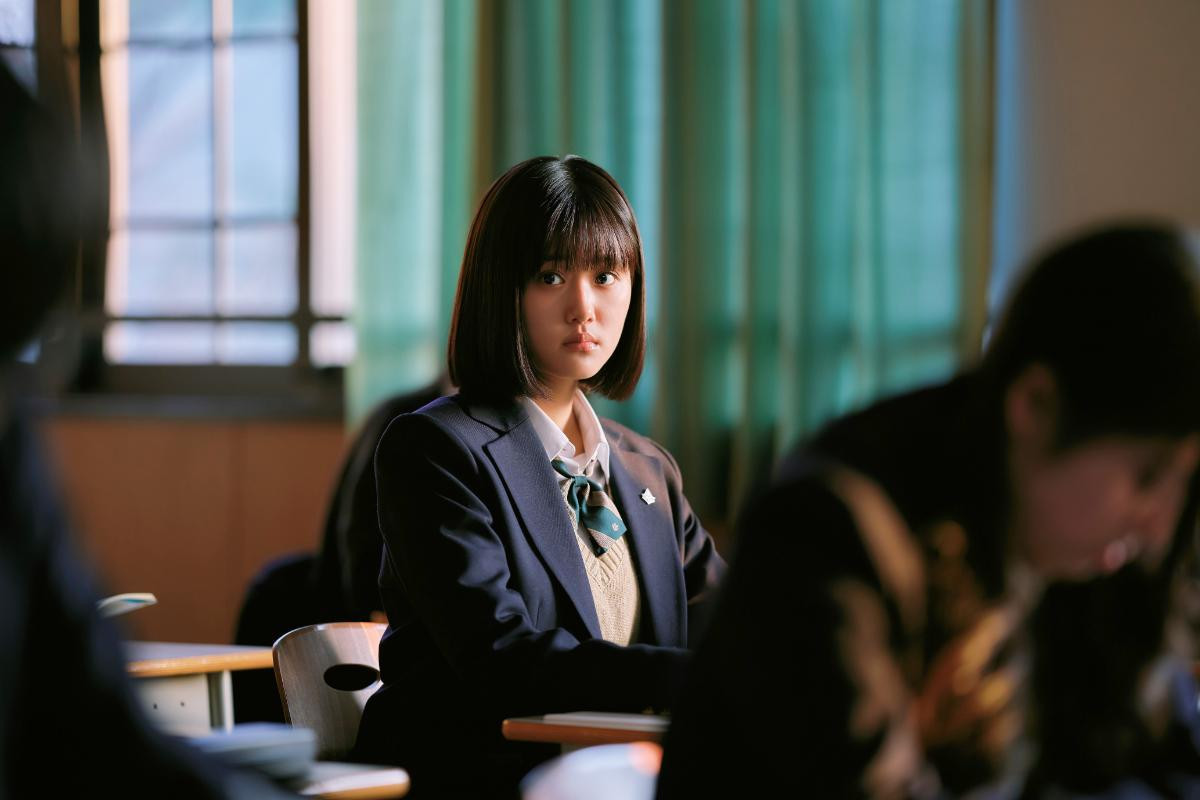 作間龍斗に静かな眼差しを向ける原菜乃華 『ないものねだりの君に光の花束を』対照的な姿を捉えた新カット