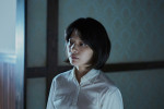 満喜子（岸井ゆきの）『連続ドラマＷ 恩田陸 ユージニア』場面写真