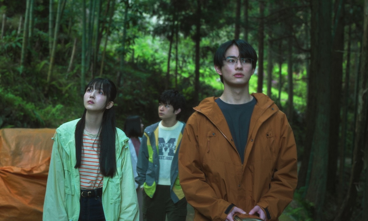 前田拳太郎×久保史緒里、映画『巨頭ｵ』不気味な巨大頭が迫る予告公開！　渡邉蒼・柳憂怜ら追加キャストも