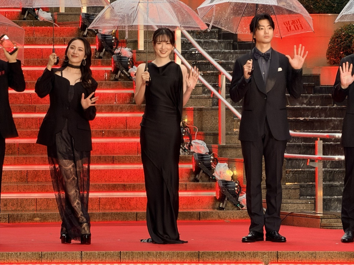 永野芽郁、ボディライン引き立てる上品ドレスで登場＜第39回東京国際映画祭＞