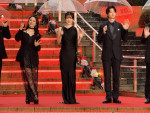 「第39回東京国際映画祭」オープニングレッドカーペットに登場した（左から）平祐奈、永野芽郁、伊藤健太郎