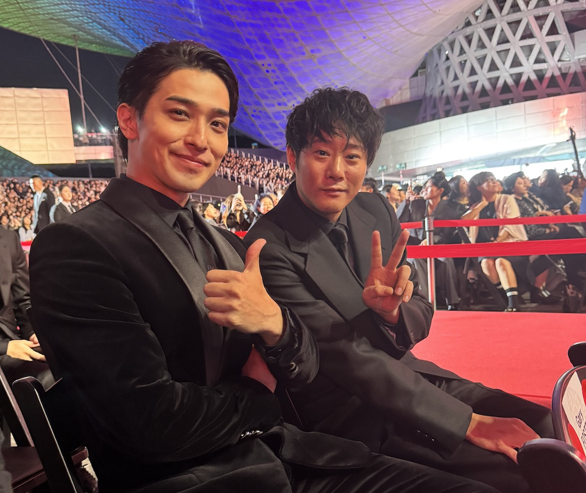 横浜流星、初の釜山国際映画祭レッドカーペットに感慨　藤井道人監督と華やかに登場し大歓声