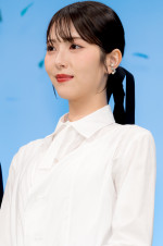 映画『ほどなく、お別れです』完成披露舞台挨拶に登壇した浜辺美波