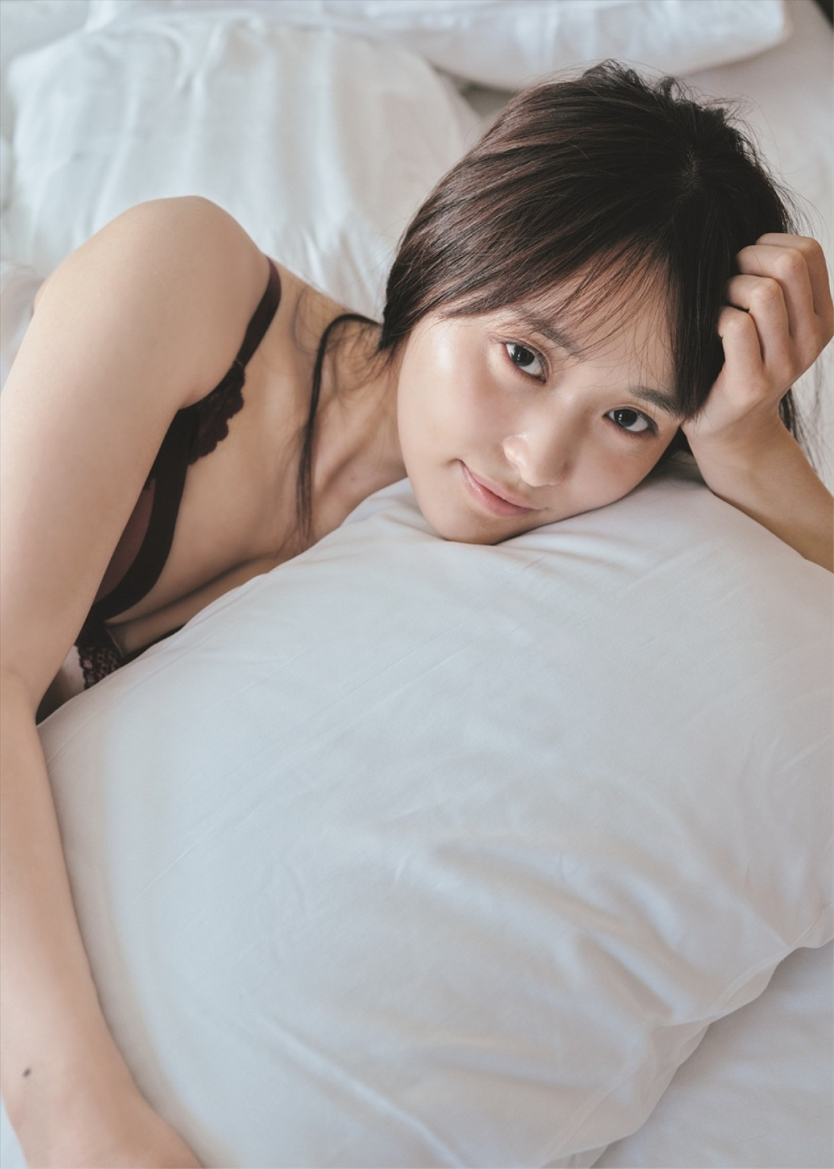 菅井友香写真集『たびすがい』先行カット初公開！　寝起きランジェリー姿、まばゆいビキニスタイルも