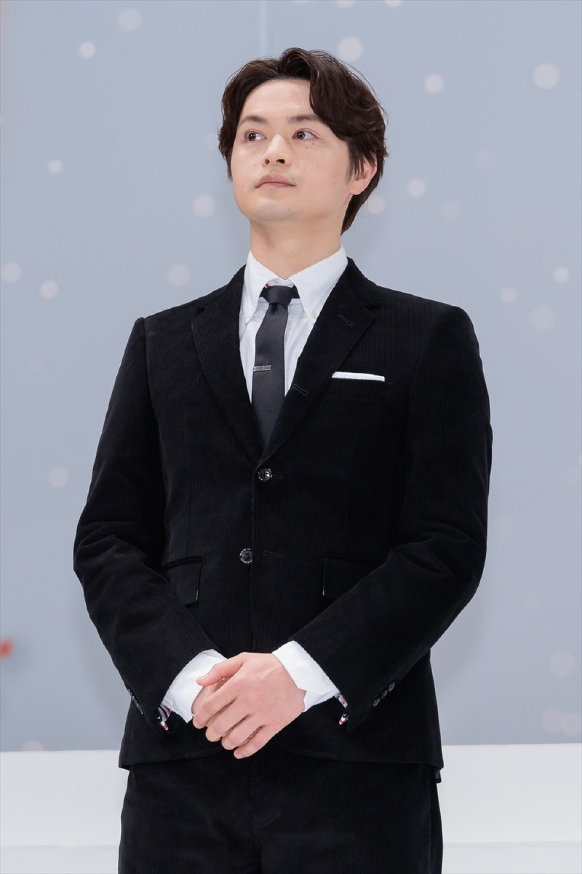 なにわ男子・長尾謙杜、母親を演じた沢口靖子をエスコート！　沢口「ほっぺが白くてプクプクッとしたところが似てる」